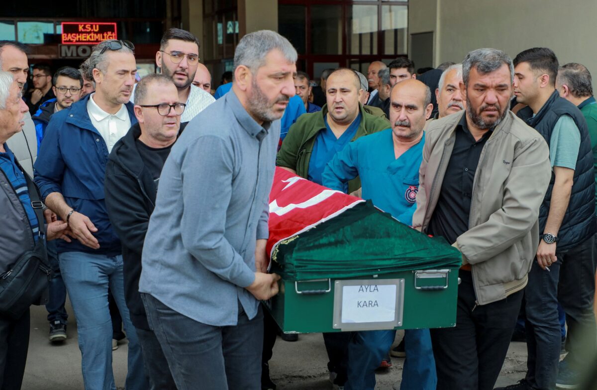 Συγγενείς κουβαλούν το φέρετρο της εκπαιδευτικού Ayla Kara που έγινε ασπίδα για τους μαθητές της