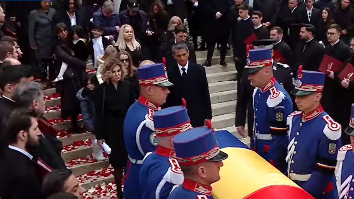 Μιρτσέα Λουτσέσκου: Βουβός πόνος για Ραζβάν Λουτσέσκου, το τελευταίο «αντίο» στον θρυλικό προπονητή της Ρουμανίας