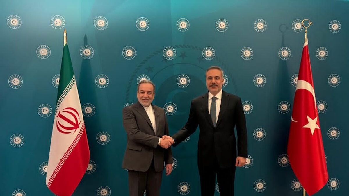 Ο Τούρκος υπουργός Εξωτερικών Χακάν Φιντάν συναντά τον Ιρανό υπουργό Εξωτερικών Αμπάς Αραγτσί