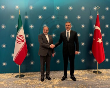 Ο Τούρκος υπουργός Εξωτερικών Χακάν Φιντάν συναντά τον Ιρανό υπουργό Εξωτερικών Αμπάς Αραγτσί
