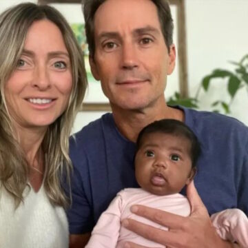 Η Τίφανι Σκορ και ο Στίβεν Μιλς με το μωρό τους, τη Σία