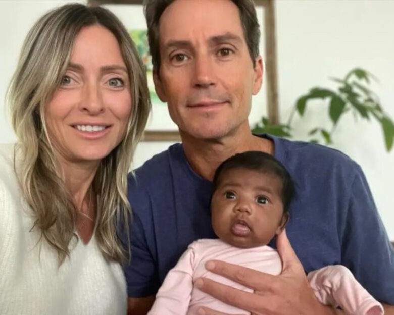 Η Τίφανι Σκορ και ο Στίβεν Μιλς με το μωρό τους, τη Σία