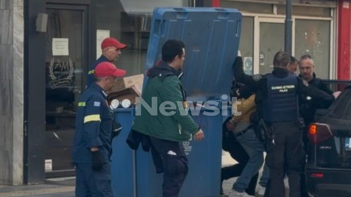 Η στιγμή που βγάζουν τον φοιτητή από την πολυκατοικία