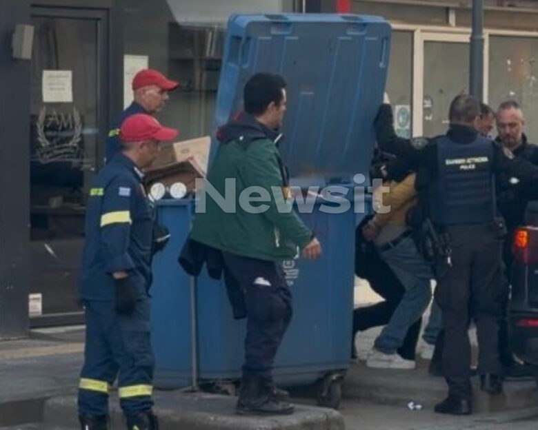 Η στιγμή που βγάζουν τον φοιτητή από την πολυκατοικία