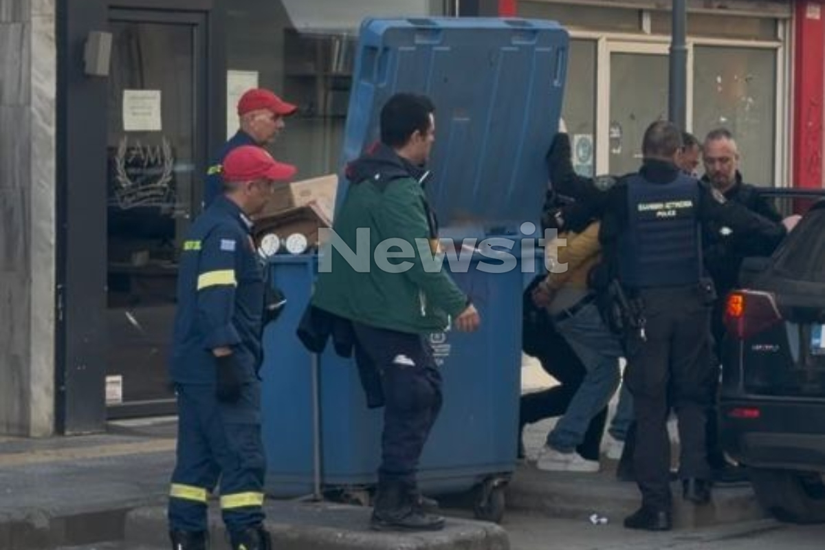 Η στιγμή που βγάζουν τον φοιτητή από την πολυκατοικία