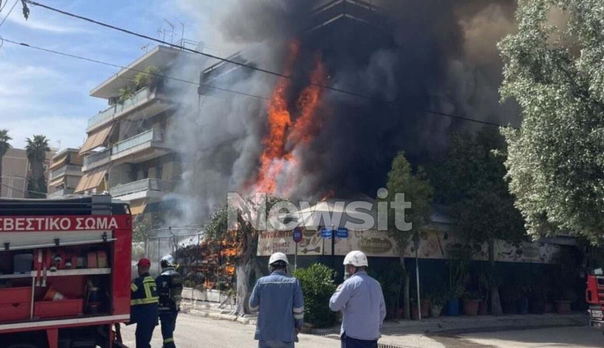 Φωτιά σε κτίριο στο Ίλιον - Επιχειρούν 22 πυροσβέστες