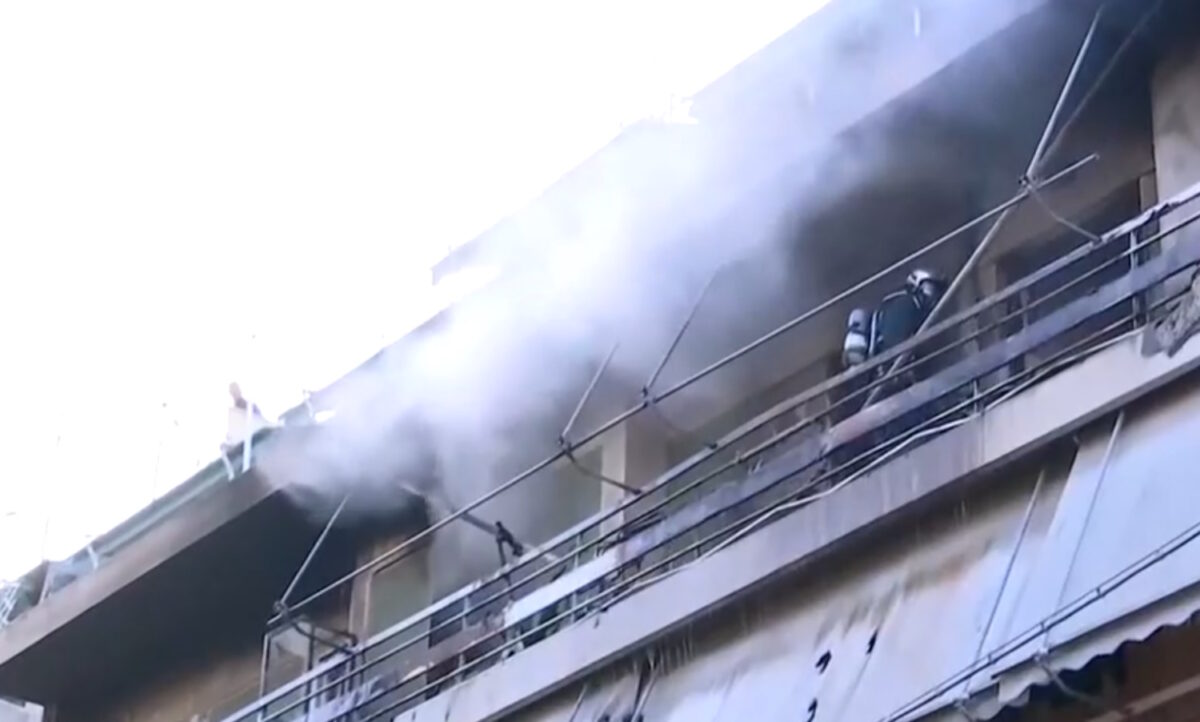 Κολωνός: Μια γυναίκα χωρίς τις αισθήσεις της μετά από φωτιά σε διαμέρισμα