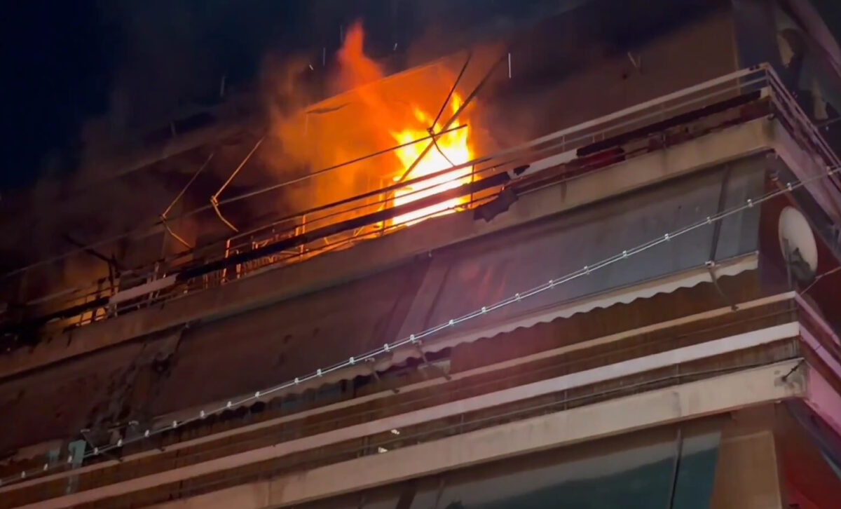 Οικογενειακή τραγωδία στον Κολωνό: Αδέλφια οι δυο νεκροί από τη φωτιά - Η στιγμή που οι φλόγες τυλίγουν το διαμέρισμα