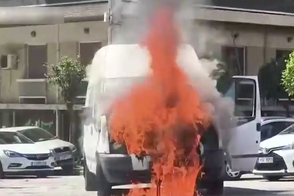 Νίκαια: Βανάκι «λαμπάδιασε» τη στιγμή που κινούταν σε κεντρικό δρόμο