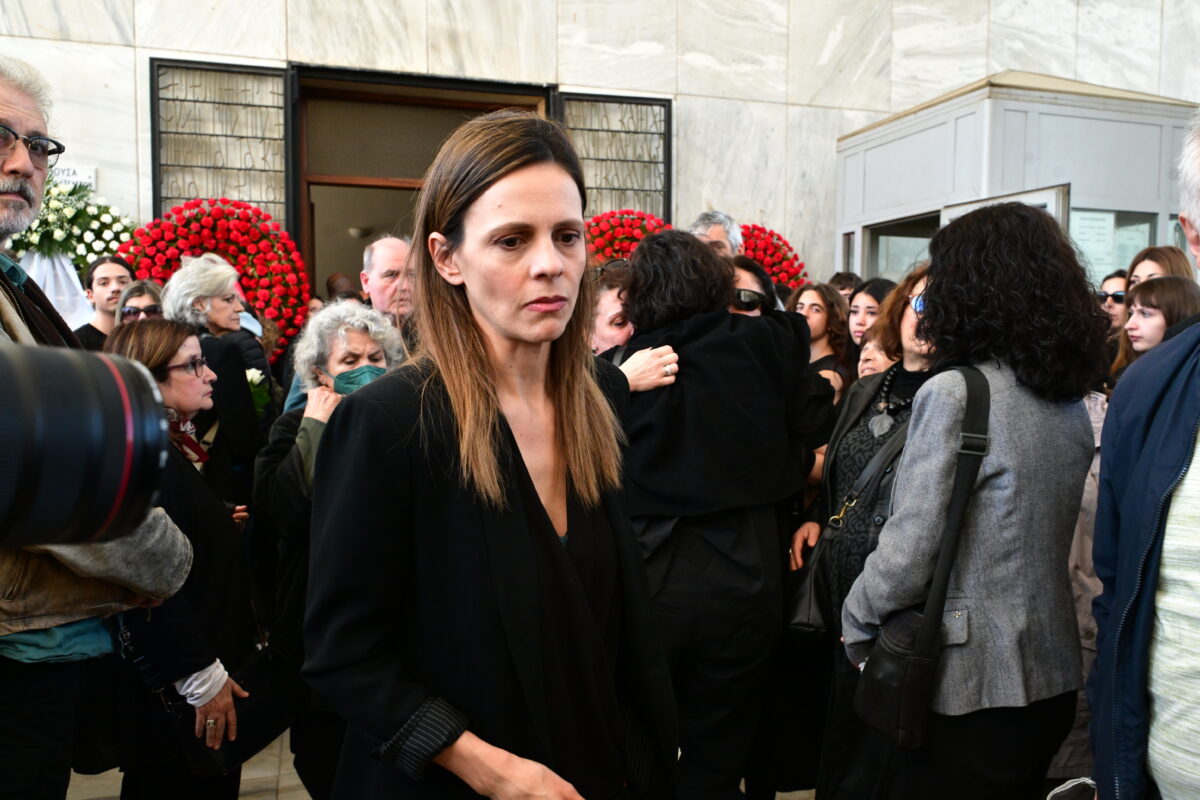 Πολιτική κηδεία του Βασίλη Ρίζου, γιου της πρώην υπουργού και βουλευτή της Νέας Αριστεράς Θεανώς Φωτίου, από το Α' Νεκροταφείο της Αθήνας, Μεγάλη Τετάρτη 8 Απριλίου 2026. Ο 48χρονος Βασίλης Ρίζος πέθανε, έπειτα από ανακοπή καρδιάς. (ΤΑΤΙΑΝΑ ΜΠΟΛΑΡΗ