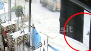 Η στιγμή της παράσυρση της 82χρονης στο Μενίδι