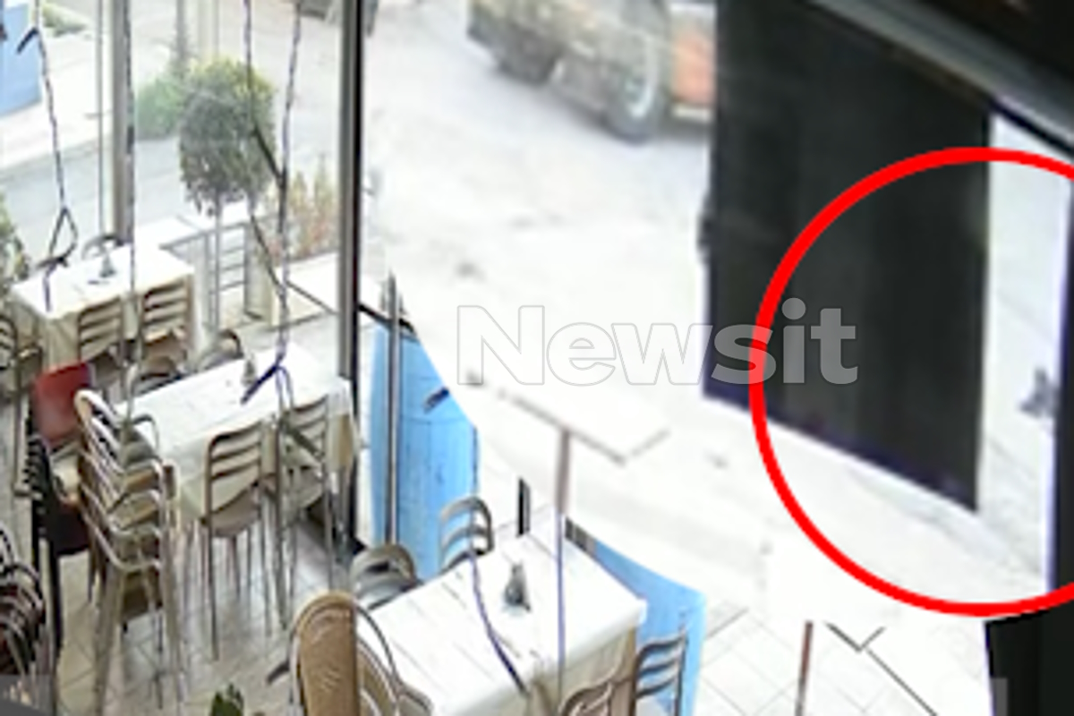 Η στιγμή της παράσυρση της 82χρονης στο Μενίδι