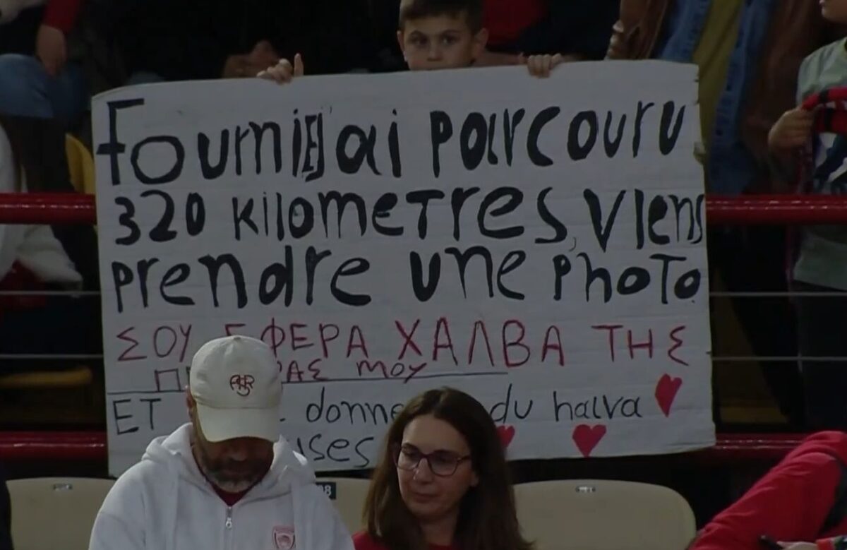 Το πλακάτ για τον Φουρνιέ στο ΣΕΦ