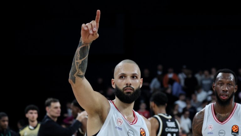 Ο Φουρνιέ πανηγυρίζει για τον Ολυμπιακό (EUROKINISSI)