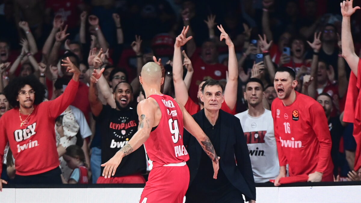 Ο Φουρνιέ πανηγυρίζει με τον Μπαρτζώκα