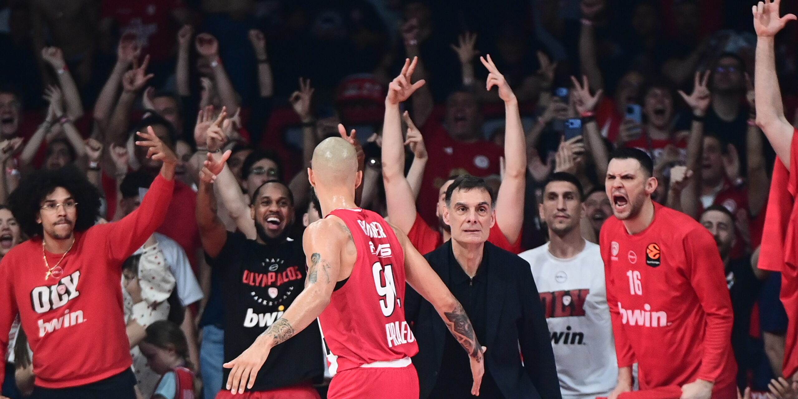 Ο Φουρνιέ πανηγυρίζει με τον Μπαρτζώκα