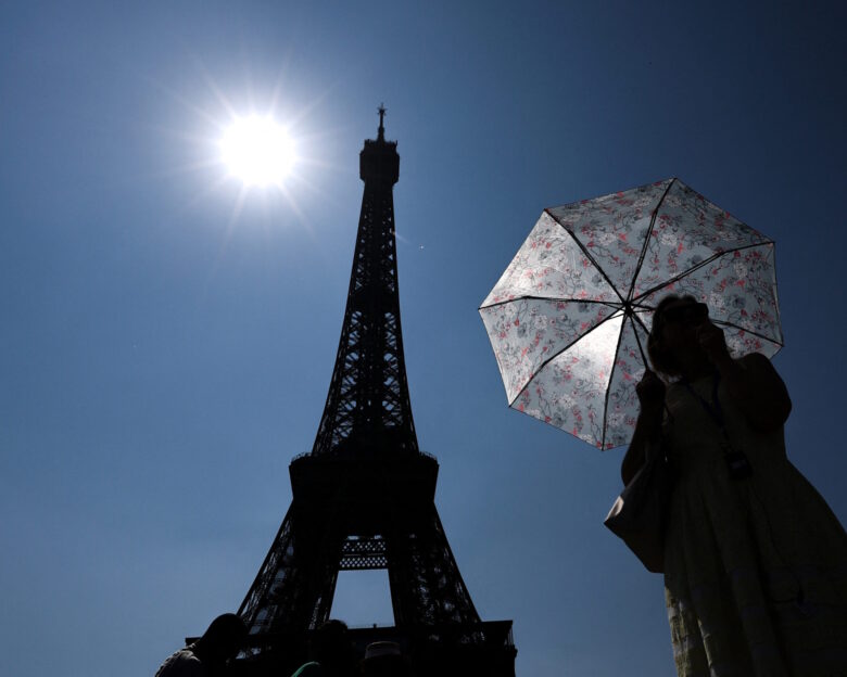 Τουρίστας κάτω από τον Πύργο του Άιφελ