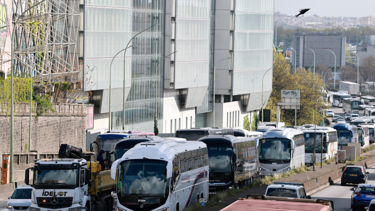 Οδηγοί φορτηγών και λεωφορείων σε δρόμο του Παρισιού, στο πλαίσιο διαμαρτυρίας του κλάδου των οδικών μεταφορών ενάντια στην αύξηση των τιμών των καυσίμων