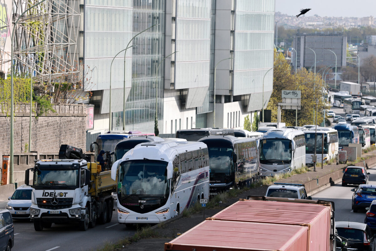 Οδηγοί φορτηγών και λεωφορείων σε δρόμο του Παρισιού, στο πλαίσιο διαμαρτυρίας του κλάδου των οδικών μεταφορών ενάντια στην αύξηση των τιμών των καυσίμων