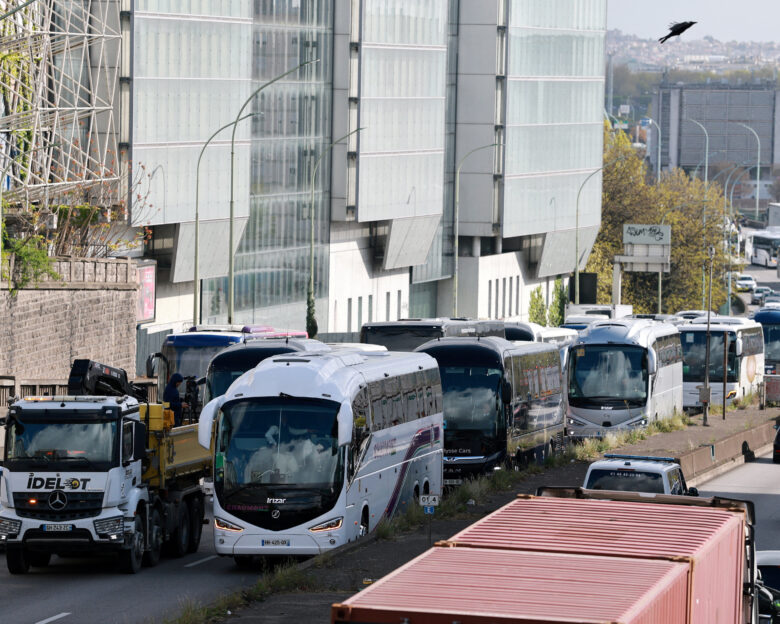 Οδηγοί φορτηγών και λεωφορείων σε δρόμο του Παρισιού, στο πλαίσιο διαμαρτυρίας του κλάδου των οδικών μεταφορών ενάντια στην αύξηση των τιμών των καυσίμων