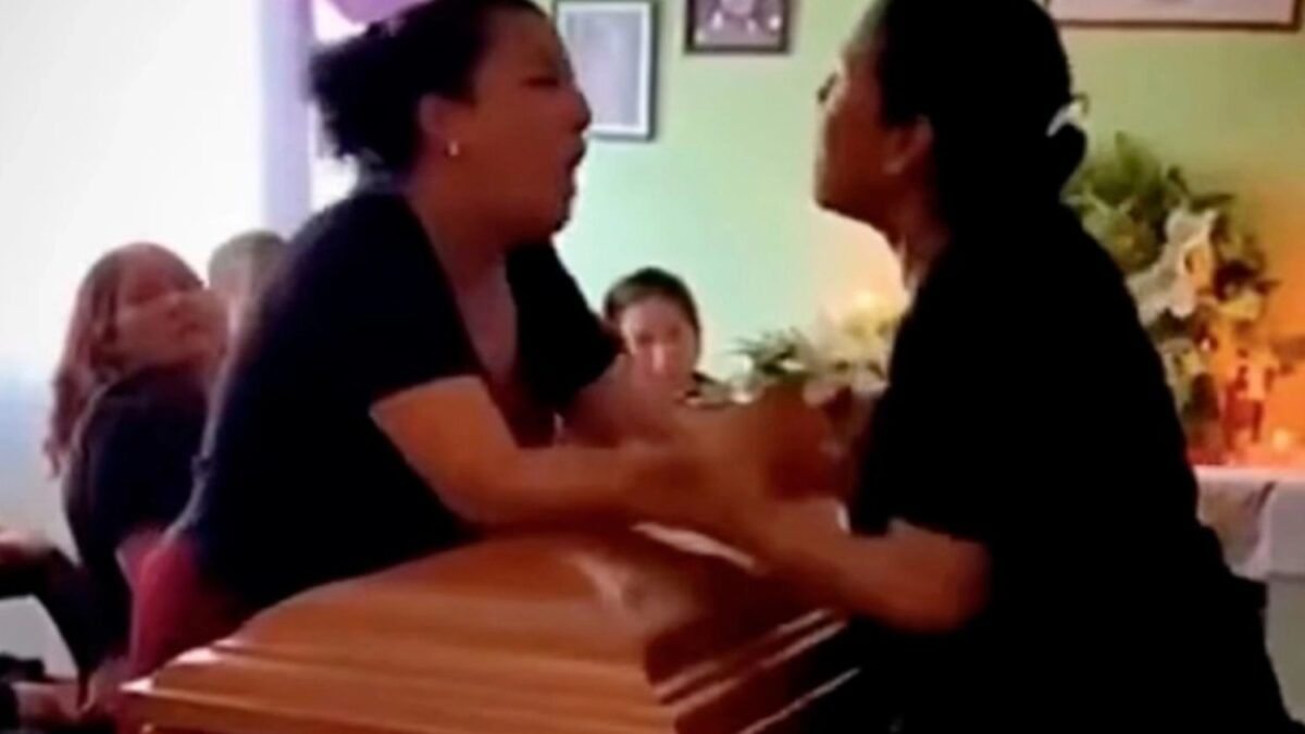 Δύο γυναίκες πιάστηκαν στα χέρια πάνω από φέρετρο