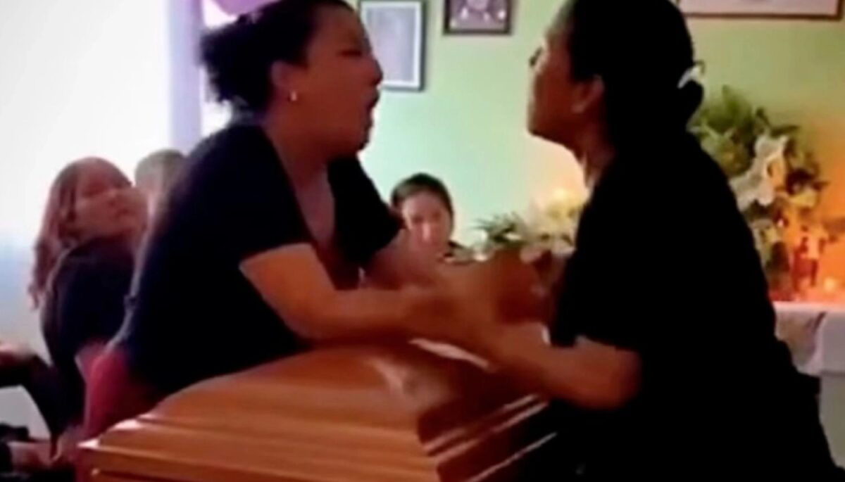 Δύο γυναίκες πιάστηκαν στα χέρια πάνω από φέρετρο