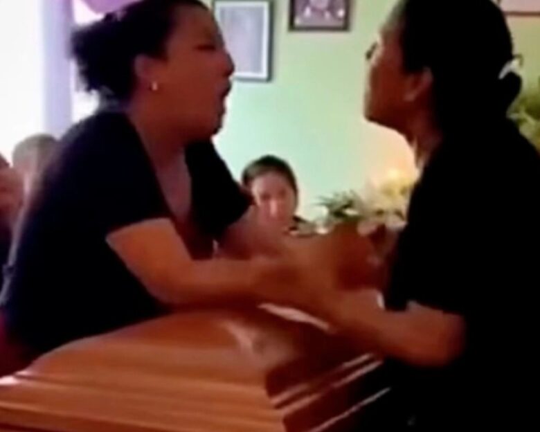 Δύο γυναίκες πιάστηκαν στα χέρια πάνω από φέρετρο