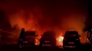 Ηράκλειο: Φωτιά σε χώρο με ενοικιαζόμενα αυτοκίνητα – Ζημιές σε 18 οχήματα, δείτε βίντεο