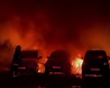 Ηράκλειο: Φωτιά σε χώρο με ενοικιαζόμενα αυτοκίνητα – Ζημιές σε 18 οχήματα, δείτε βίντεο