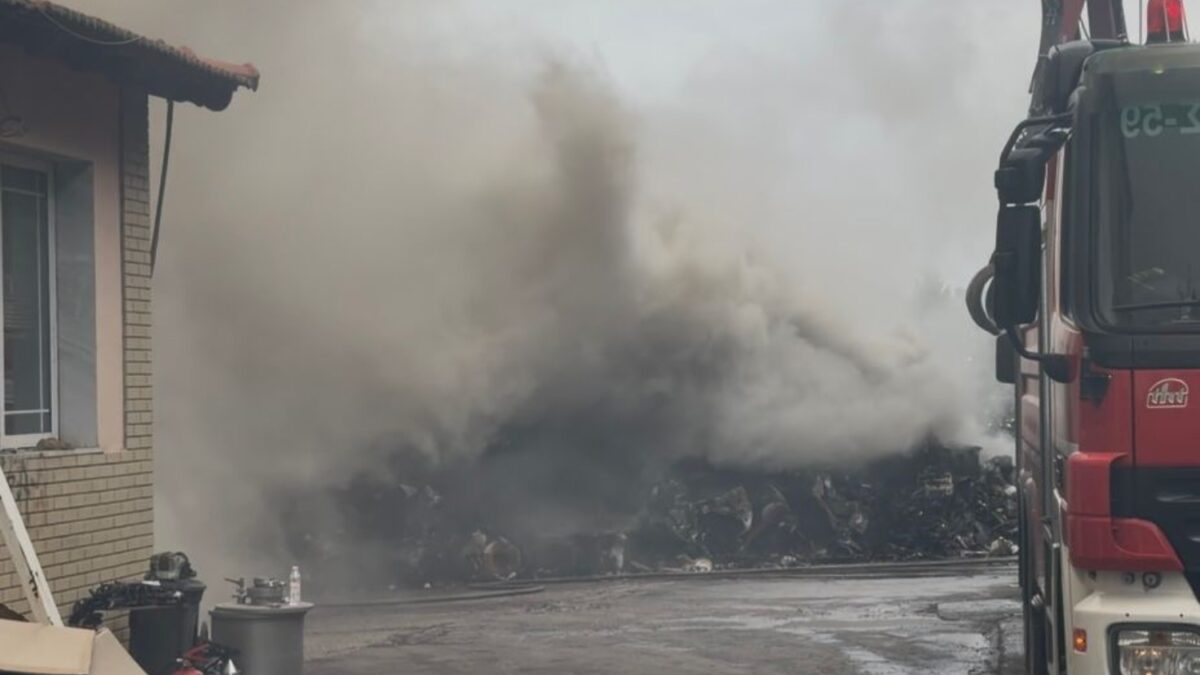 Θεσσαλονίκη: Μεγάλη φωτιά σε χώρο ανακύκλωσης – Μήνυμα του 112 για τους καπνούς, «κλείστε πόρτες και παράθυρα»