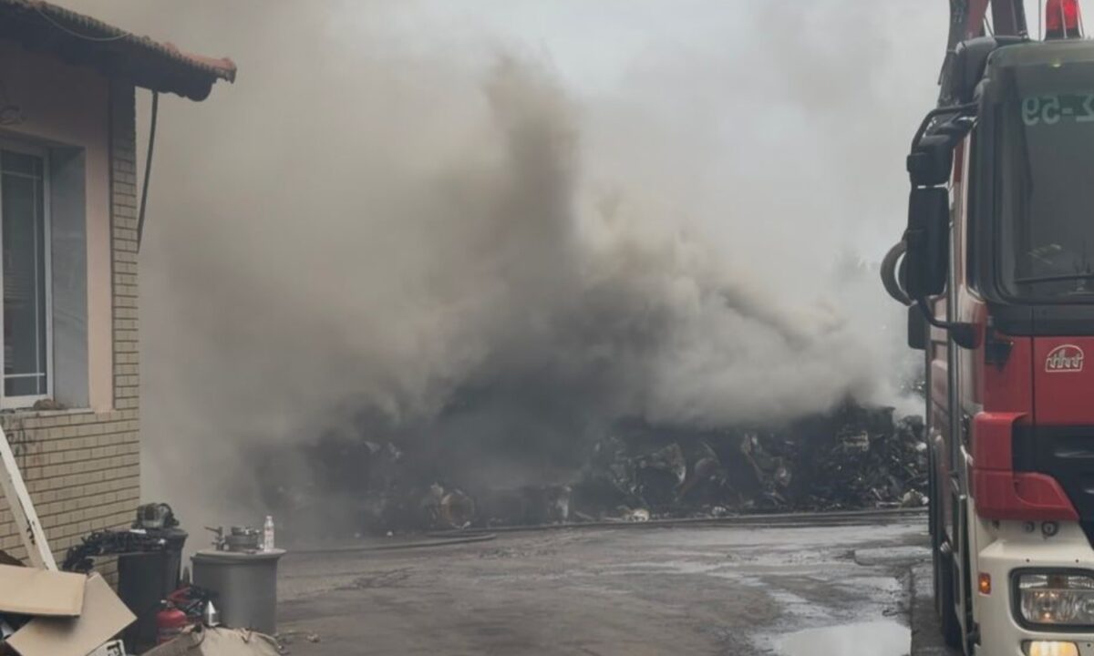 Θεσσαλονίκη: Μεγάλη φωτιά σε χώρο ανακύκλωσης – Μήνυμα του 112 για τους καπνούς, «κλείστε πόρτες και παράθυρα»