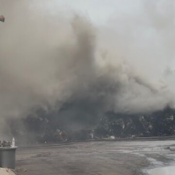 Θεσσαλονίκη: Μεγάλη φωτιά σε χώρο ανακύκλωσης – Μήνυμα του 112 για τους καπνούς, «κλείστε πόρτες και παράθυρα»