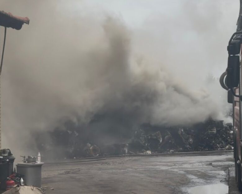 Θεσσαλονίκη: Μεγάλη φωτιά σε χώρο ανακύκλωσης – Μήνυμα του 112 για τους καπνούς, «κλείστε πόρτες και παράθυρα»