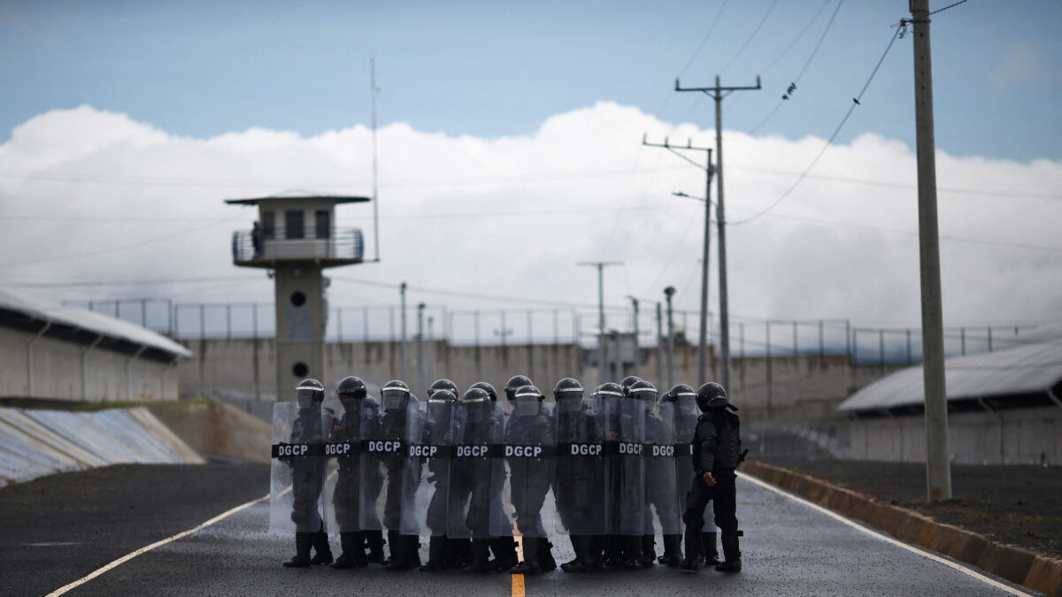 Αστυνομικοί έξω από φυλακή