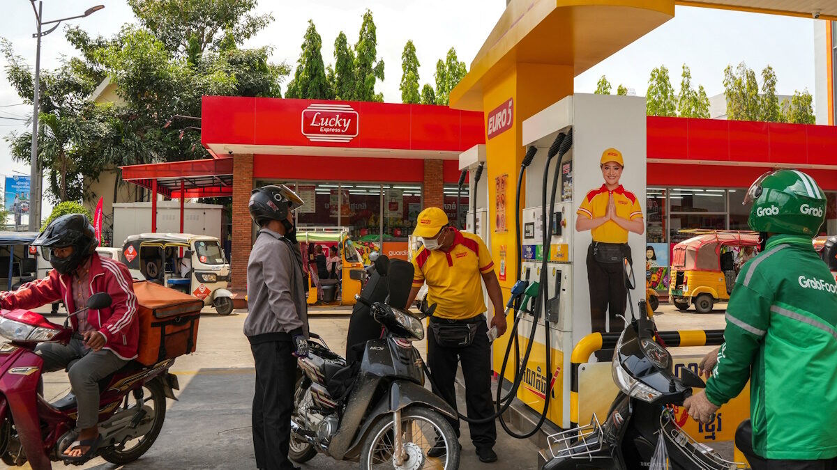 People wait to fill their vehicles with LPG and gasoline at a gas station amid the U.S.-Israeli conflict with Iran, in Phnom Penh, Cambodia, March 24, 2026. REUTERS/Roun Ry