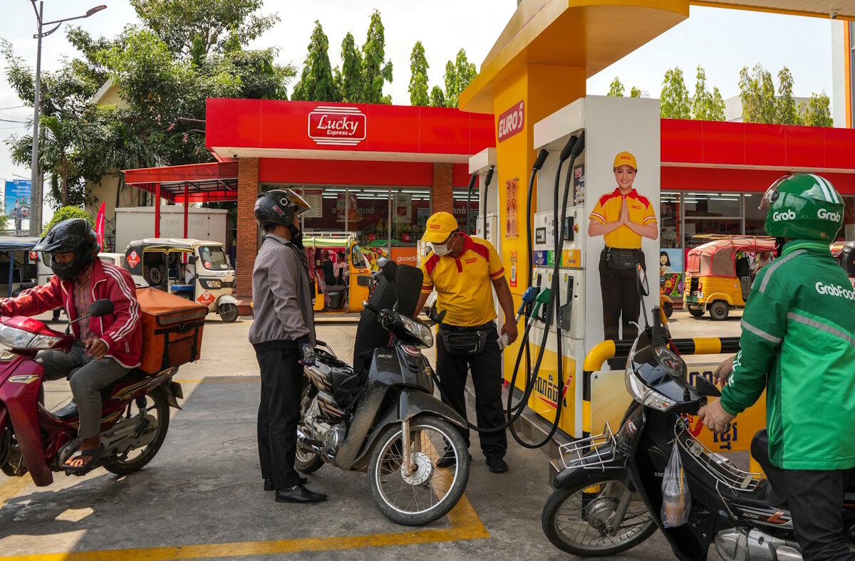 People wait to fill their vehicles with LPG and gasoline at a gas station amid the U.S.-Israeli conflict with Iran, in Phnom Penh, Cambodia, March 24, 2026. REUTERS/Roun Ry