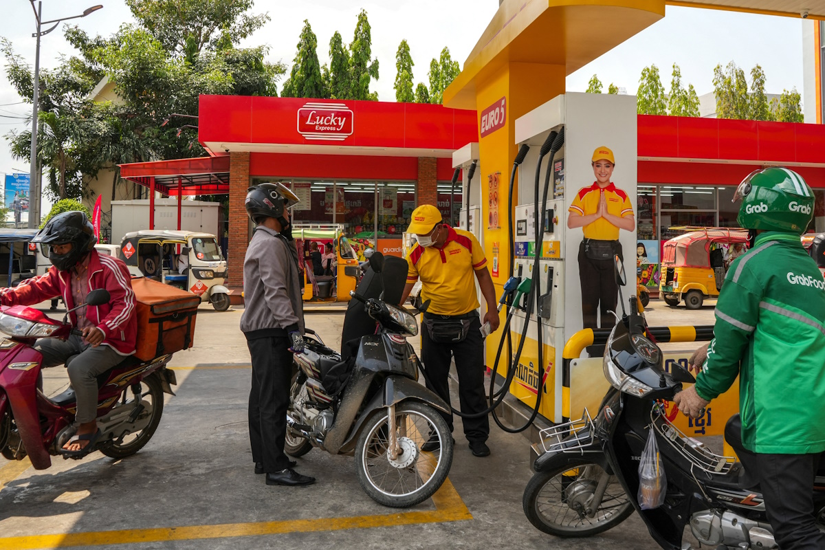 People wait to fill their vehicles with LPG and gasoline at a gas station amid the U.S.-Israeli conflict with Iran, in Phnom Penh, Cambodia, March 24, 2026. REUTERS/Roun Ry