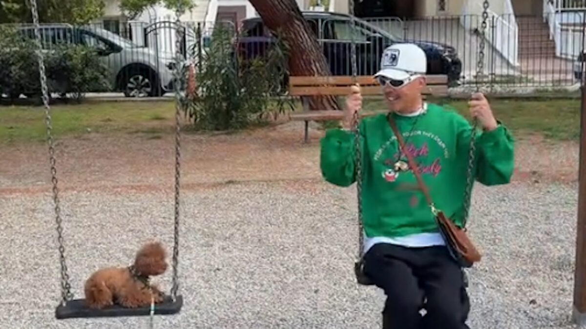 Ο Λάκης Γαβαλάς με το σκυλάκι του σε παιδική χαρά