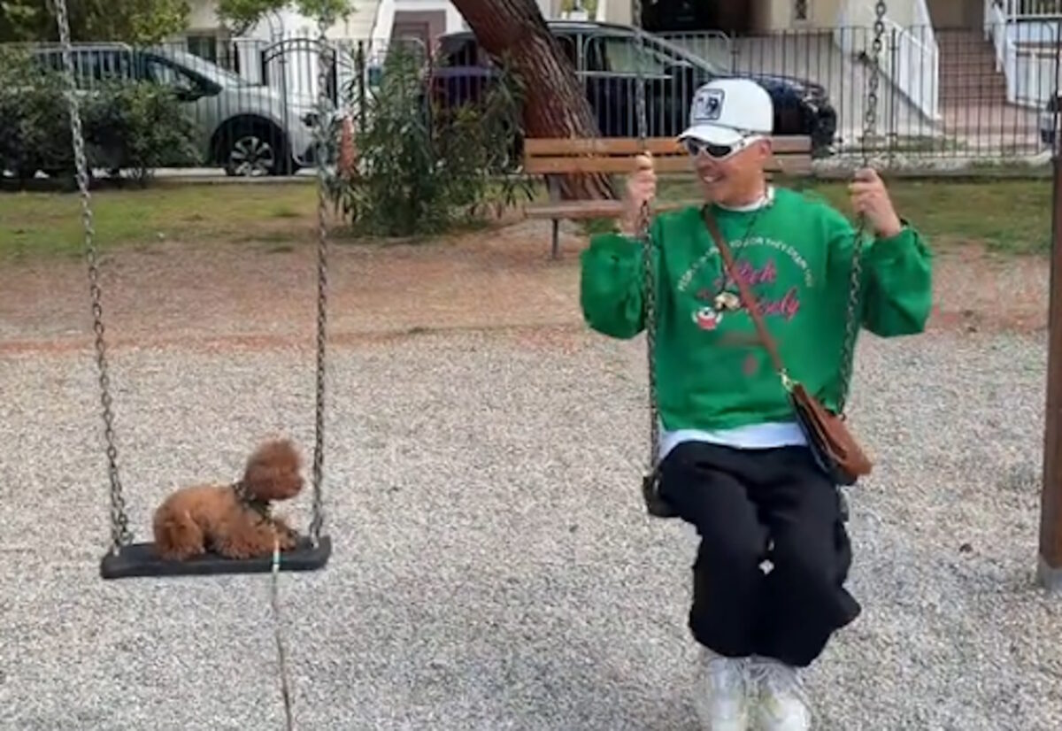 Ο Λάκης Γαβαλάς κάνει κούνια και τραμπάλα με το σκυλάκι του σε παιδική χαρά και γίνεται viral