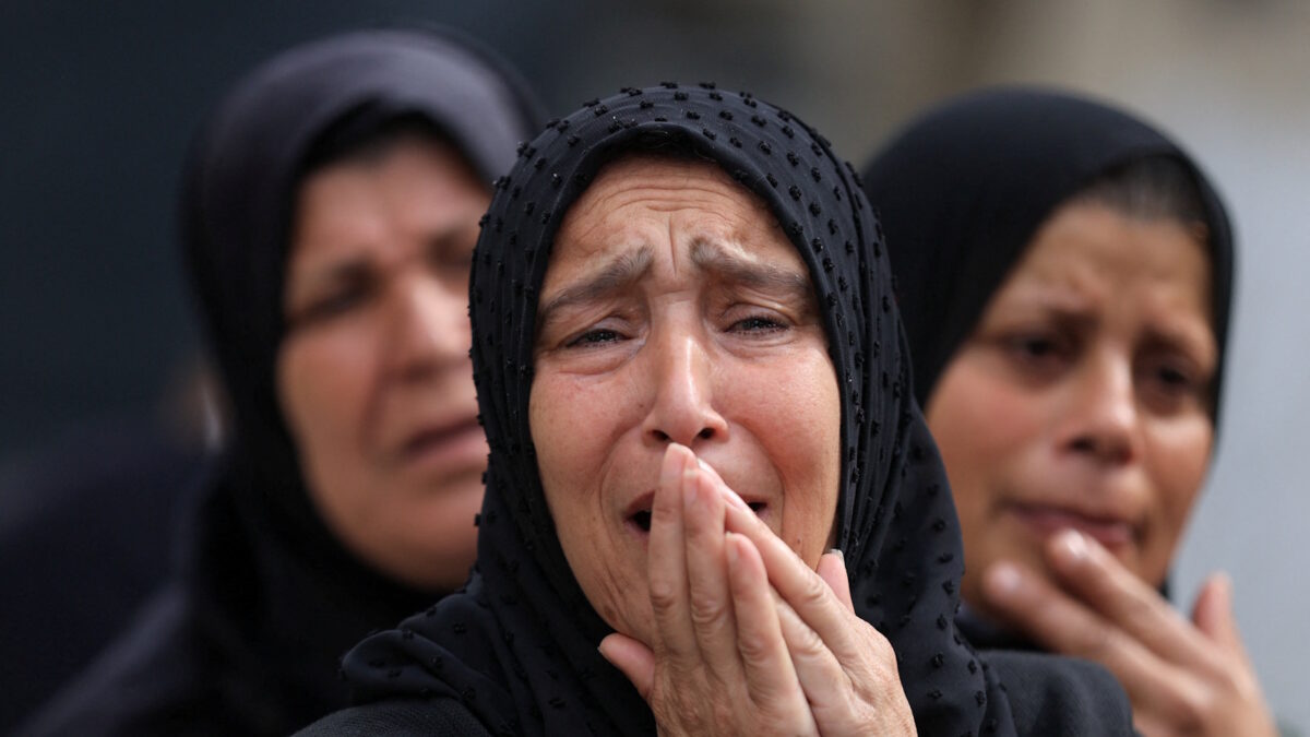 Γυναίκες θρηνούν θύματα των ισραηλινών βομβαρδισμών