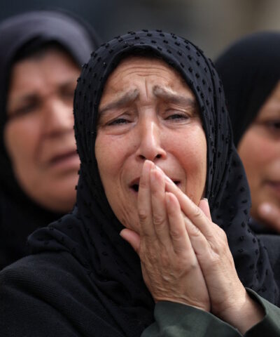 Γυναίκες θρηνούν θύματα των ισραηλινών βομβαρδισμών