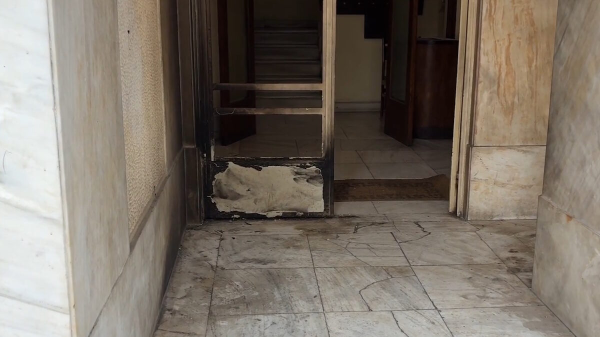 Η είσοδος της πολυκατοικίας που τοποθέτησαν τα γκαζάκια