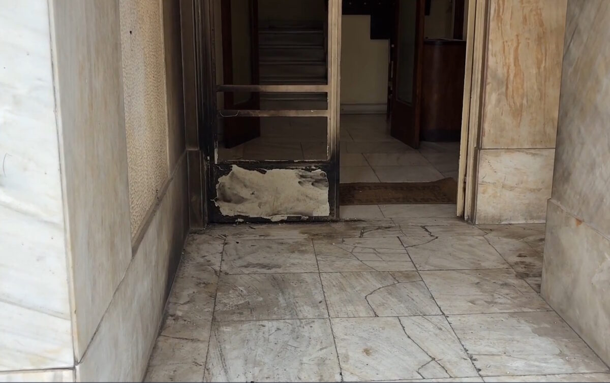 Η είσοδος της πολυκατοικίας που τοποθέτησαν τα γκαζάκια