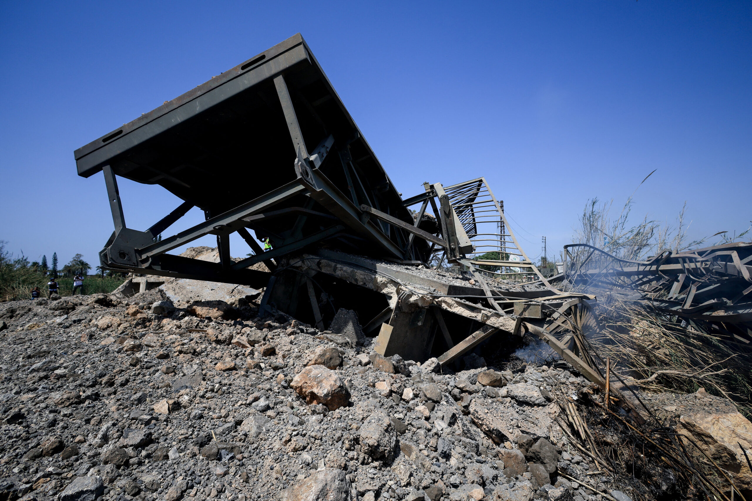 Aftermath of an Israeli strike that severed the last remaining bridge linking southern Lebanon to the rest of the country, in Qasmiyeh A view of the site after the last remaining bridge linking southern Lebanon to the rest of the country was severed by an Israeli strike, in Qasmiyeh, Lebanon April 16, 2026. REUTERS/Louisa Gouliamaki TPX IMAGES OF THE DAY
