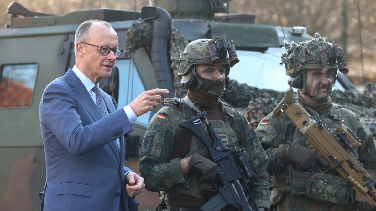 Ο Γερμανός καγκελάριος Φρίντριχ Μερτς με δύο στρατιώτες