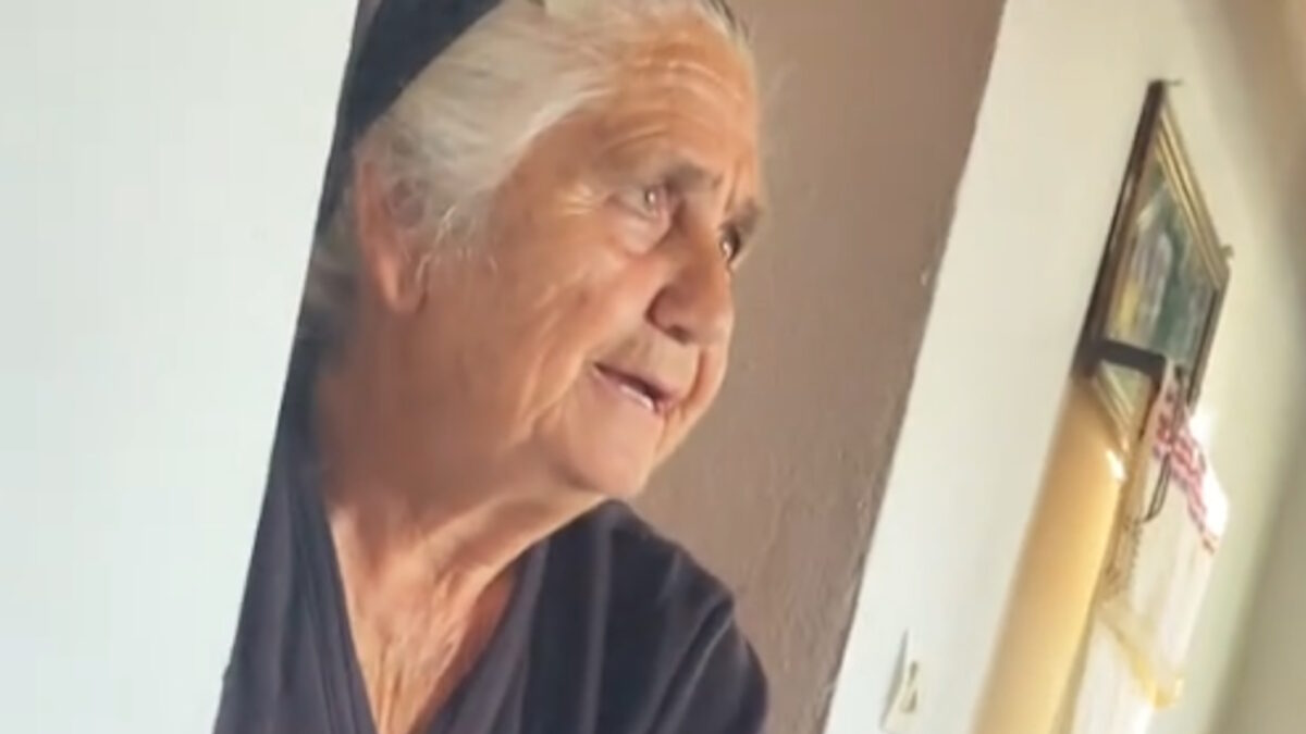 Η γιαγιά στην Κρήτη που πρωταγωνιστεί στο βίντεο