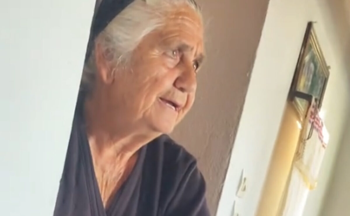 Κλασική Ελληνίδα γιαγιά προσπαθεί να σβήσει τατουάζ του εγγονού της στο χωριό – «Τι είναι το κάρμα;»