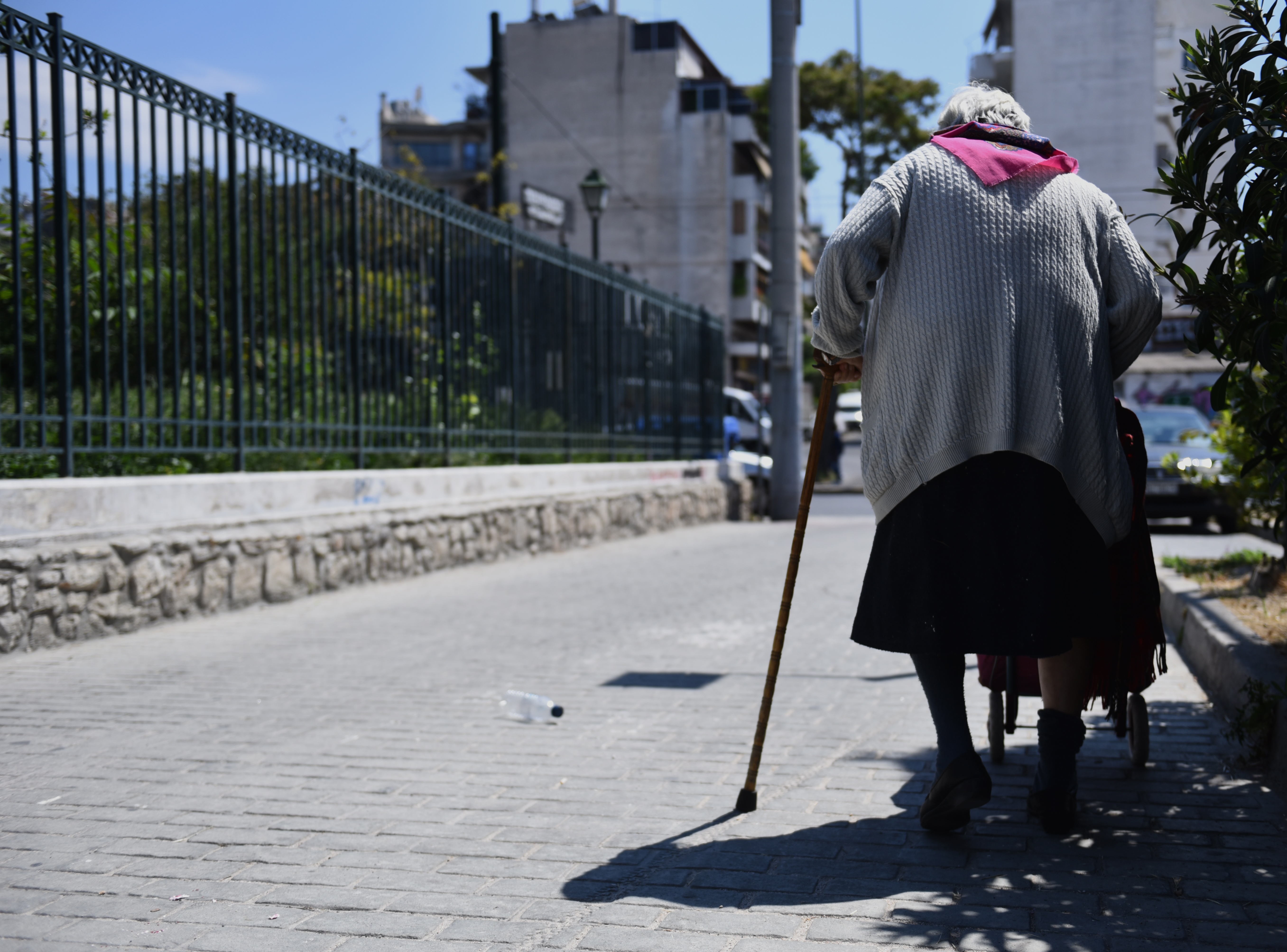 Παρίσταναν τους αστυνομικούς και πήραν από ηλικιωμένη 26.400 ευρώ σε μετρητά και κοσμήματα στην Πέλλα