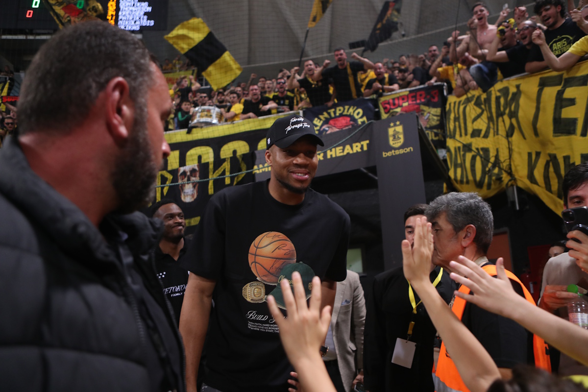 Επικό σύνθημα των οπαδών του Αρη Betsson για Αντετοκούνμπο: «Ρε Γιάννη, ρε Γιάννη, άντε τελείωνε με το NBA φτάνει»
