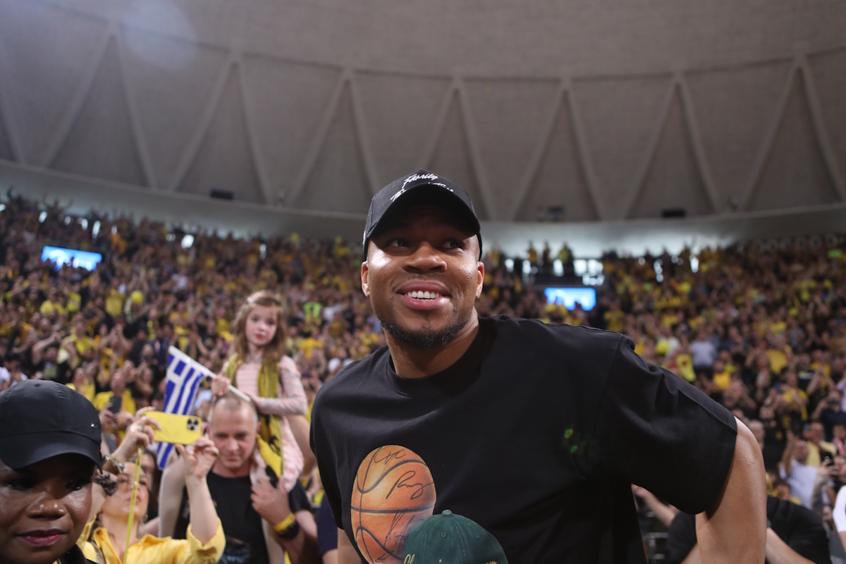 Γιάννης Αντετοκούνμπο: Ο ενθουσιασμός του «Greek freak» με το σύνθημα των οπαδών του Αρη Betsson